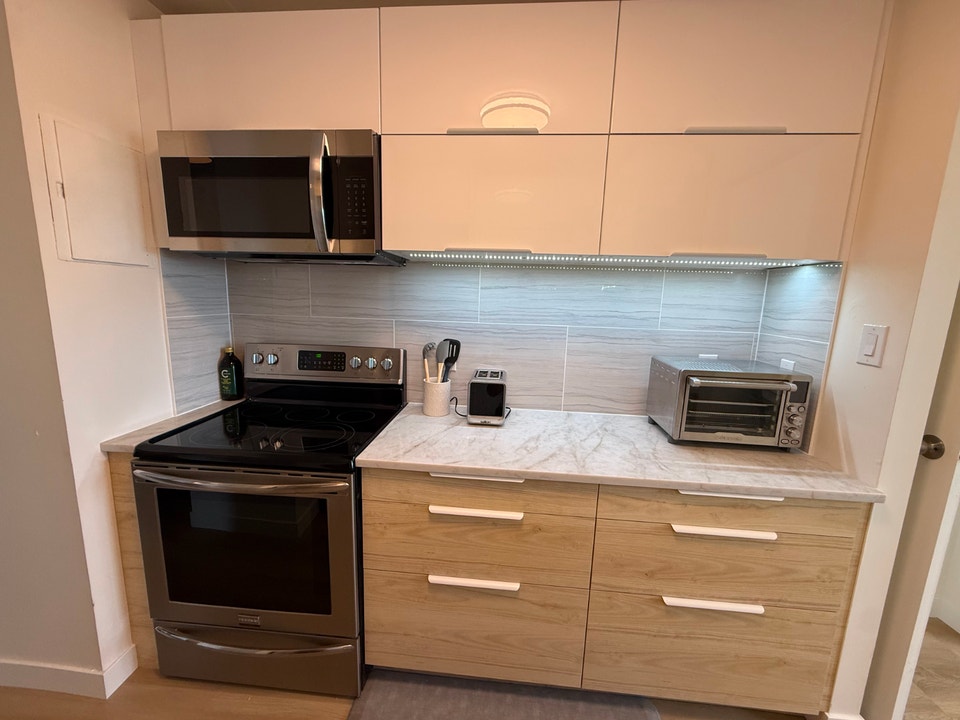 FORT RICHMOND: TOP FLOOR PENTHOUSE WITH 2 BED, 1 BATH + OFFICE 4