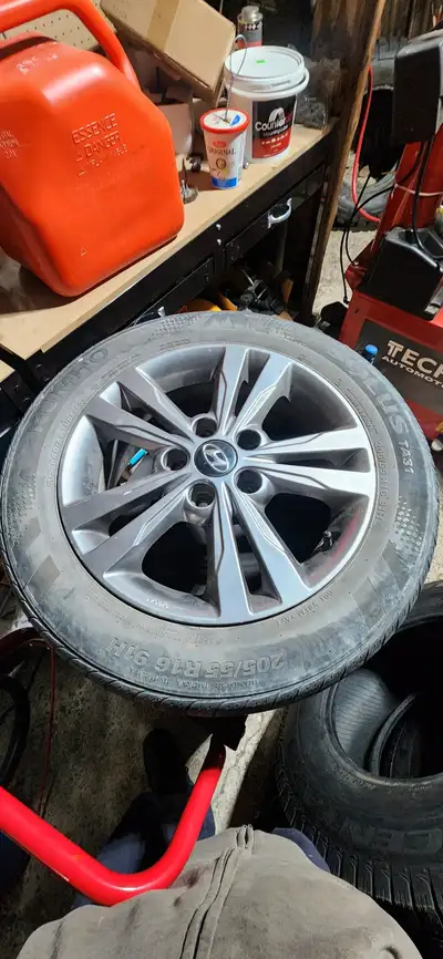 4x mags 16" OEM de HYUNDAI 5x114.3 roue qui fais aussi sur KIA et d'autre marque ( usagé ) 16 pouces...