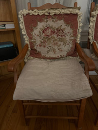 2 Chairs with arm rests and pillows 