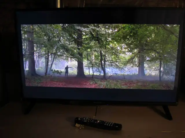 Exc. fully working "40 Westinghouse Smart TV 1080p FHD 3x HDMI in TVs in City of Toronto - Image 7