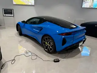 superbe Emira V6 1ere edition v2, manuelle, Bleu sénèque, cuir Nappa gris glace, black pack, roue fo...