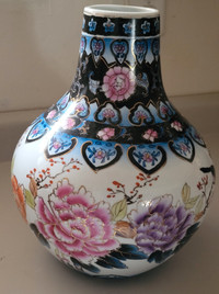 Vintage Chinese Porcelain Qing Hand Painted Floral  Vase