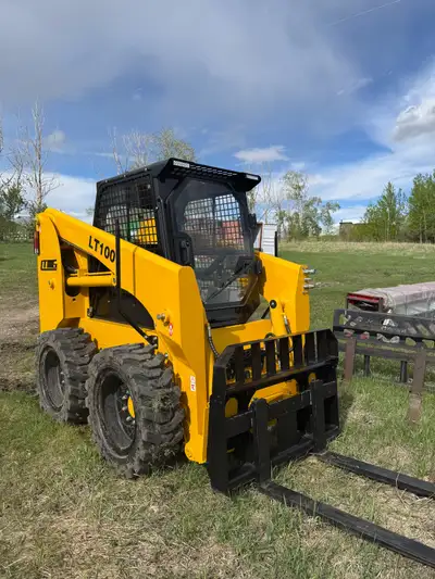 LT100, 1200kg wheeled skid steer loader -Engine: Kubota V3600 63kW - 85 HP -Tires: 12-16.5" - Punctu...