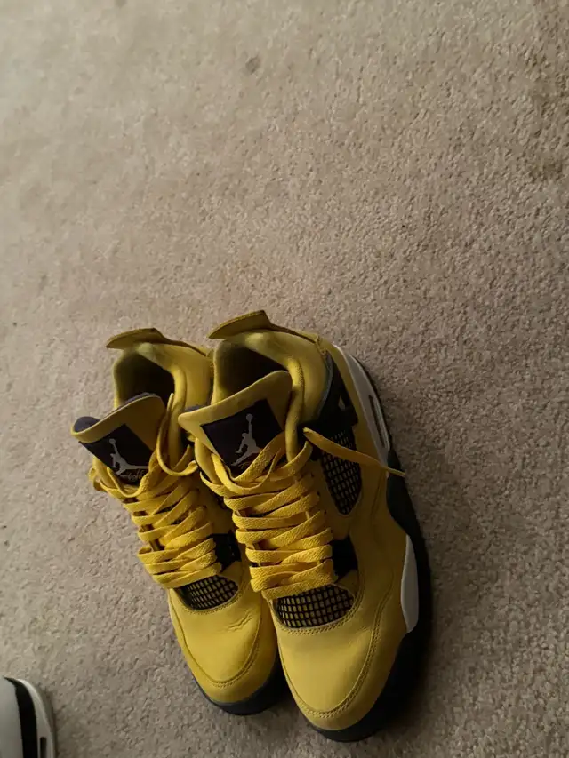 Jordan 4 retro lighting in Men's Shoes in Oakville / Halton Region - Image 2