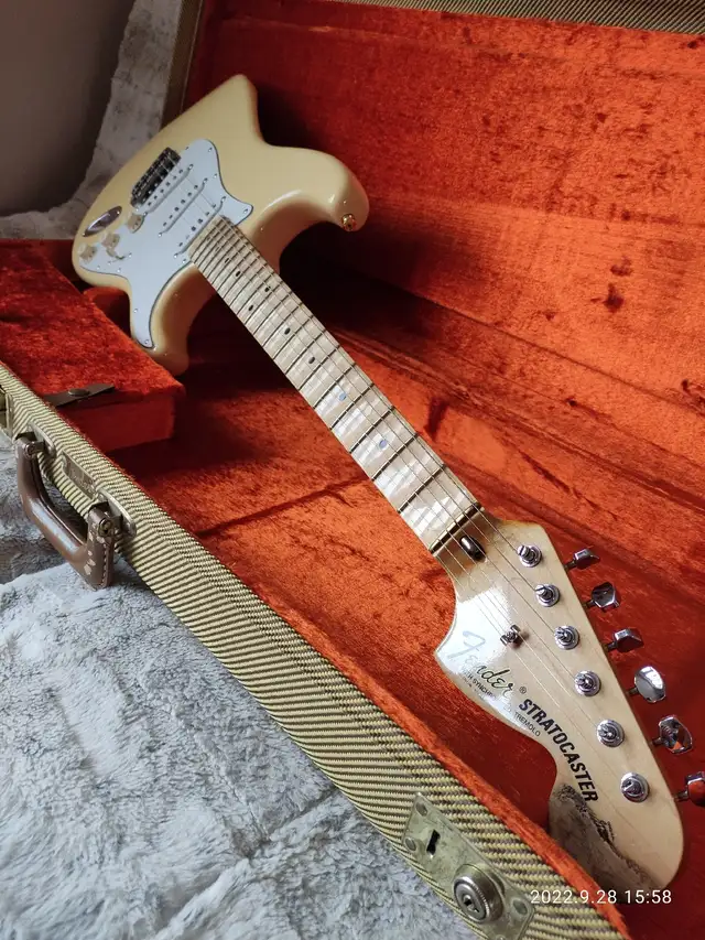 2007 Fender Yngwie Malmsteen Stratocaster for sale or trade in Guitars in Mississauga / Peel Region - Image 4