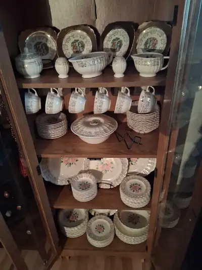 Vaisselle très antique de 111 pièces bodure plaqués 22 OR,, View more