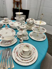 Moss Rose Royal Albert dinner set for 8 persons- Excellent condi