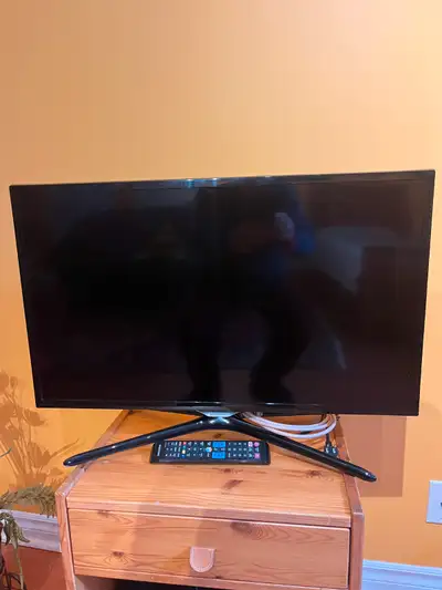 TV LED Samsung 32po, de la série 5500, en parfait état, Telecommande incluse, Smart Tv avec plusieur...