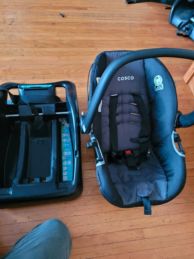 Car seat  in Strollers, Carriers & Car Seats in Saskatoon - Image 2