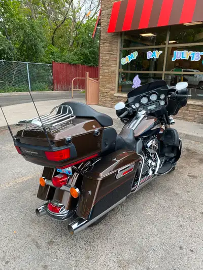 Selling my beautiful 110 Anniversary Edition Electra Glide Ultra Limited. Only 42,500 kilometres and...