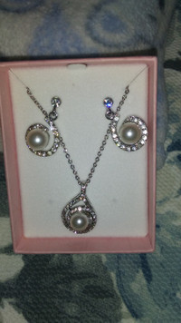brand new never worn necklace and earrings set in gift box