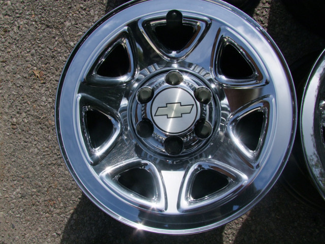 17" GM TRUCK 6x139.7 AS NEW CHROME RIMS WITH GMC OR CHEVY CENTER in Tires & Rims in Oshawa / Durham Region - Image 3