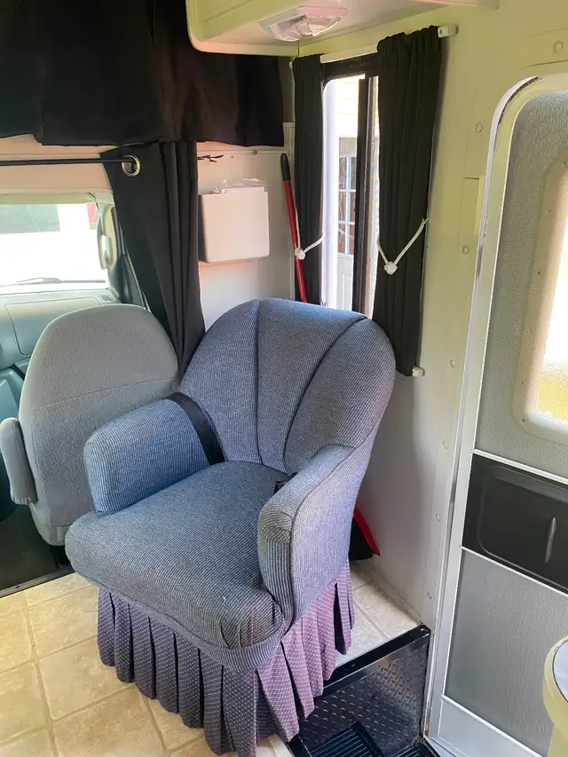 E350 Motorhome ClassC in RVs & Motorhomes in Summerside - Image 7