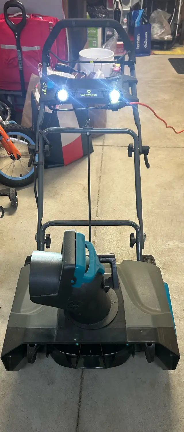 Yardworks Snow Thrower in Snowblowers in City of Toronto - Image 2