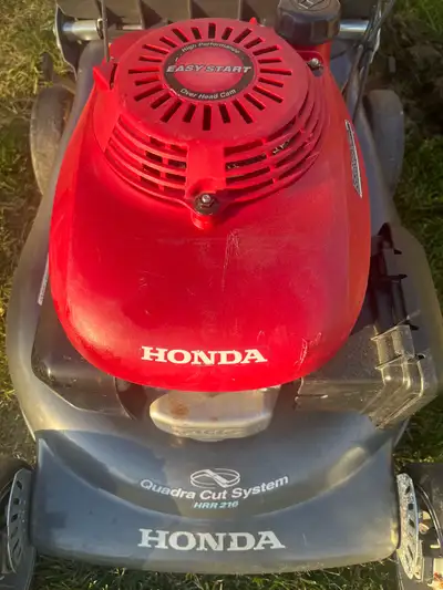 This Honda HRR 216 lawn mower features a reliable Easy Start overhead cam engine and the efficient Q...