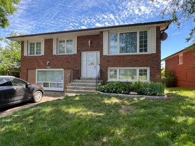 SPACIOUS PICKERING BRICK DETACHED BUNGALOW Close to Whites Rd and 401 Comes with appliances and priv...