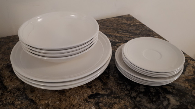 16pc Johnson Brothers dinnerware  in Kitchen & Dining Wares in Markham / York Region - Image 2