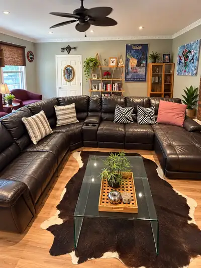 This spacious, pre-owned dark brown leather sectional from Leon’s features a built-in power recliner...