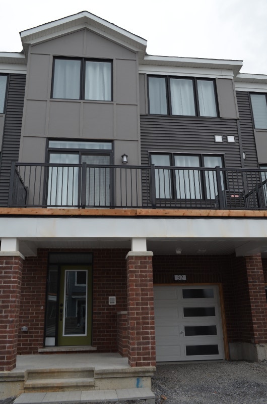 Modern and Spacious 2 bed 2.5 bath townhouse for rent in Kanata Long