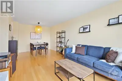 Bright 2-Bedroom Apartment in Prime Billings Bridge Location. Available for September 1st. 2100$ * S...