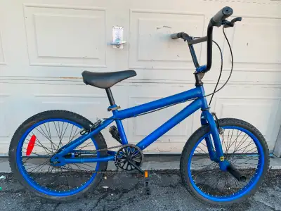 Boys' Huffy BMX-style 20" wheel bike with dual braking (F and R hand brakes + coaster brake) is in e...