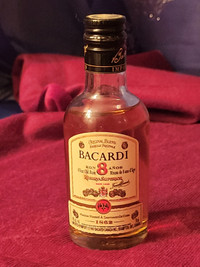 Bouteille miniature de Bacardi.