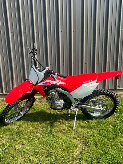 2021 CRF 125 big wheel Honda dirt bike Electric start New rear tire Great shape Low hours Bought new...