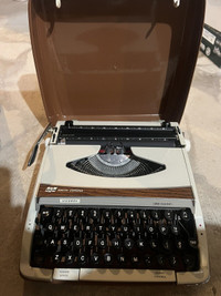 VINTAGE SMITH CORONA VICEROY TYPEWRITER WITH CASE