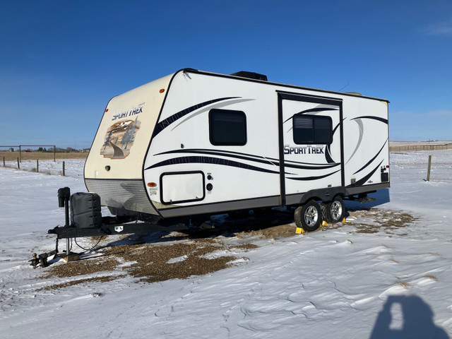 2015  Venture RV Sporttrek 222 in Travel Trailers & Campers in Moose Jaw - Image 2