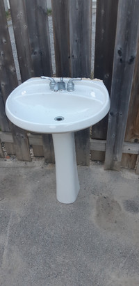 Pedestal sink (White)