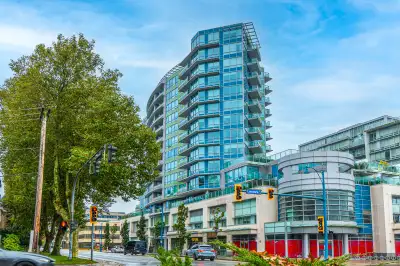 Large One Bedroom One Den 6-year High-Rise Building at Lansdowne