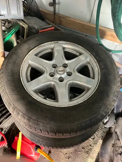 5x114.3 bolt pattern and size is 17 inch rims Tires are 235/65r17 Came a 2003 jeep liberty 250obo