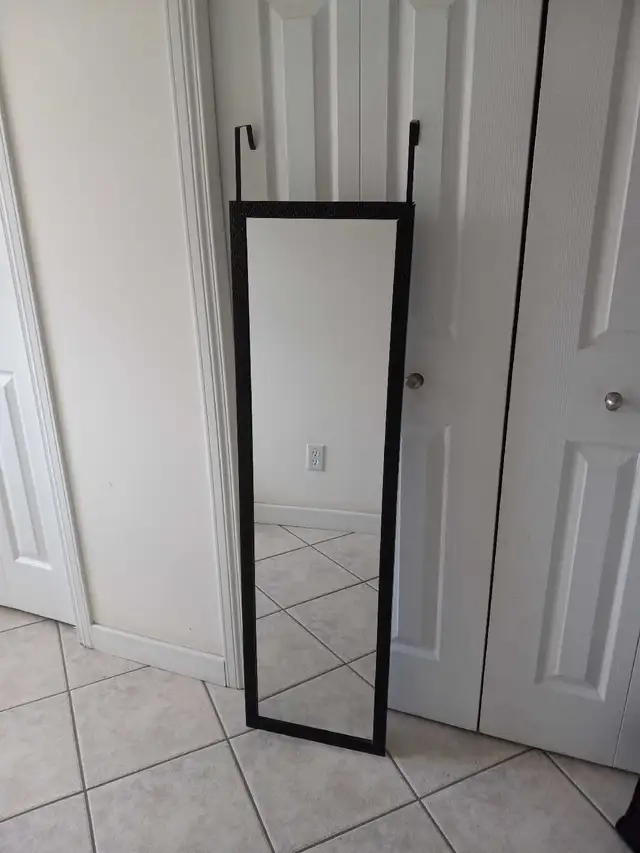 Mirror (Tall) prop against wall in Home Décor & Accents in Edmonton - Image 2