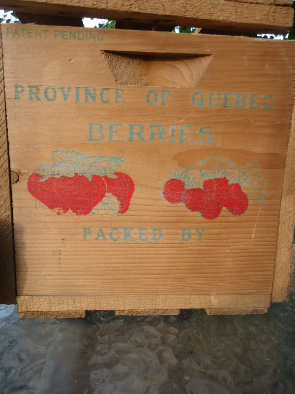 Boîte de bois ancienne 1950 antique framboises fraises casseaux in Arts & Collectibles in Québec City - Image 4