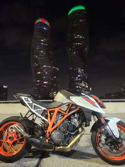 For sale Ktm superduke 1290 r Aftermarket levers Austin racing muffler (copy) Freshly oil changed Ne...