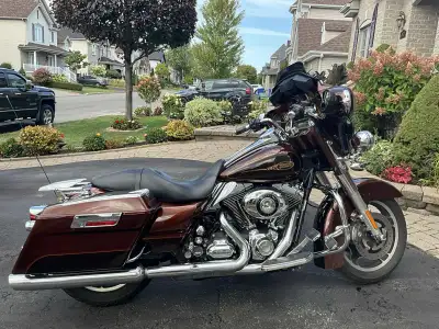 Je mets en vente ma Harley-Davidson Touring d'occasion, un modèle conçu pour les longs trajets avec...
