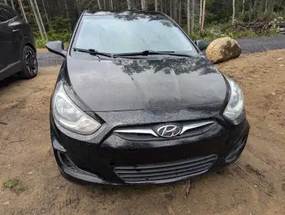 Hyundai accent hatchback 4 portes avec 186 000 kilos. Air climatisé, vitres électriques. Vas très bi...