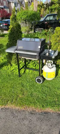 Weber Propane Grill (BBQ)  Very Clean, Well Maintained