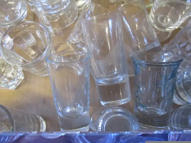 BUNCH OF OLD GLASS SHOT GLASSES $2.00 EACH BAR DECOR in Home Décor & Accents in Winnipeg - Image 4