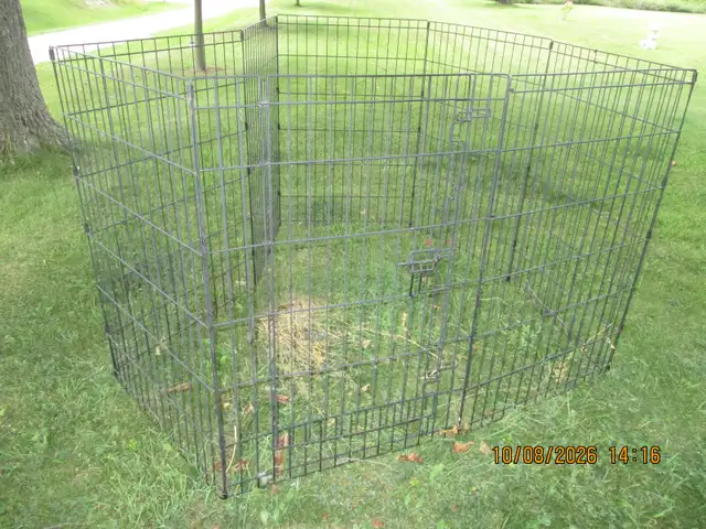 Black metal dog fencing in Accessories in Owen Sound - Image 3