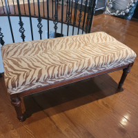 Bench with solid wood legs 