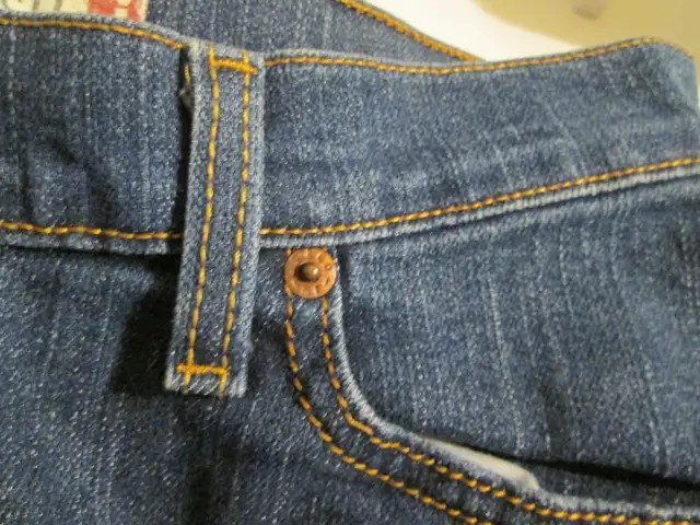 Levi's 512 jeans in Women's - Bottoms in North Bay - Image 4