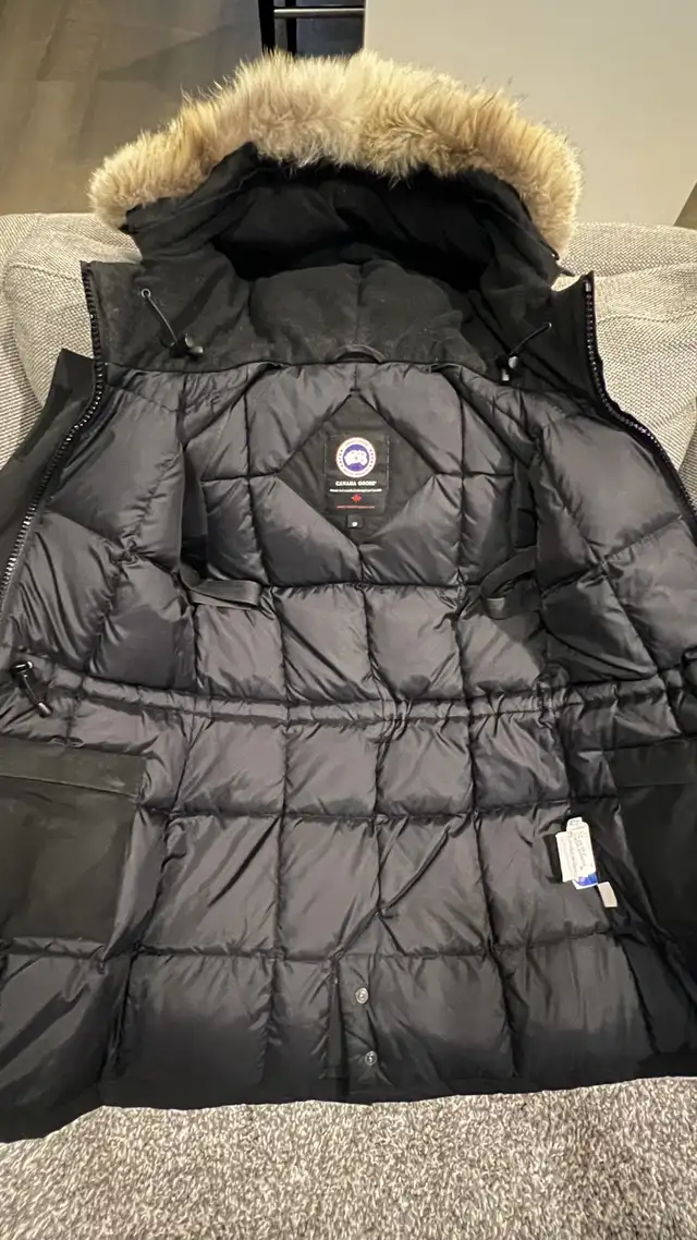 Canada goose duck down jacket - woman size S in Women's - Tops & Outerwear in Calgary - Image 4