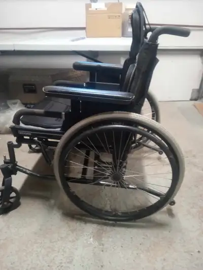 Chaise roulante sans appuis pieds et sans coussin d'origine. Avec coussin de siège de voiture, très...