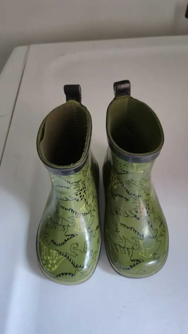 ChildCraft 4 in 1 crib, will through in free cloths in Cribs in London - Image 8