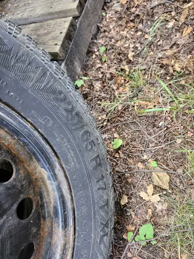 225 / 65 / R17 300$ Came off 2016 nissan rogue. Bolt pattern is 5 x 114.3 Selling because the vehicl...