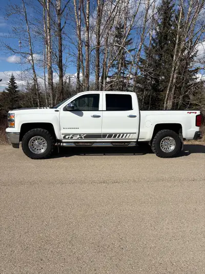 2014 Chevrolet 1500 with 5.3 engine, does not come on wheels in the pictures will come on stock 20”...