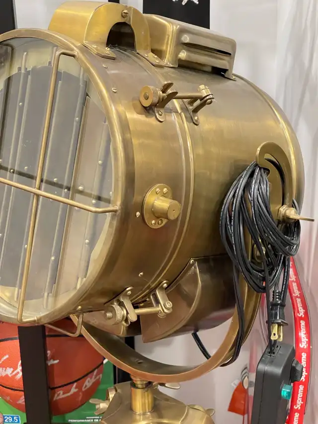 Brass Floor lamp in Indoor Lighting & Fans in Markham / York Region - Image 4