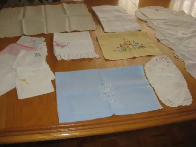Serviettes de toutes sortes - Mouchoirs de fantaisie - Chaise roulante - Botte orthopédique - Épilat...