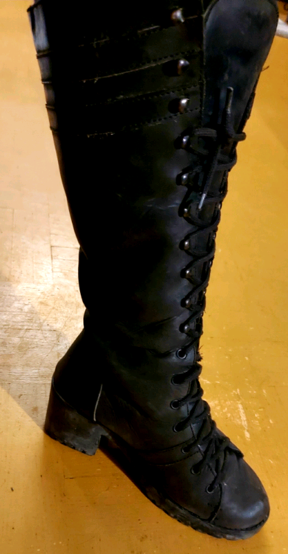 Leather knee high laced boots size 7 Women in Women's - Shoes in City of Toronto - Image 3